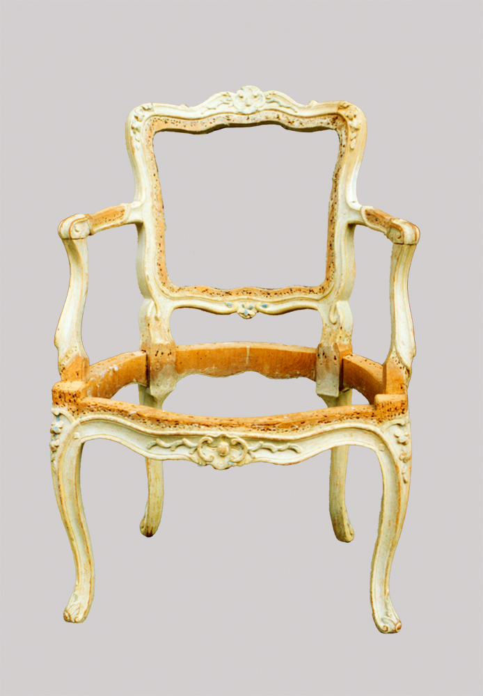 Fauteuil en cabriolet en bois laqué à décor polychrome époque Louis XV