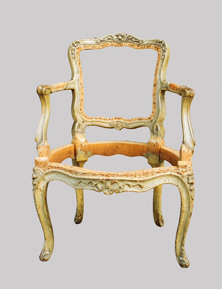 Fauteuil en cabriolet en bois laqué à décor polychrome époque Louis XV