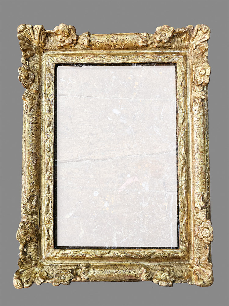 Cadre XVIIIe en bois sculpté et doré