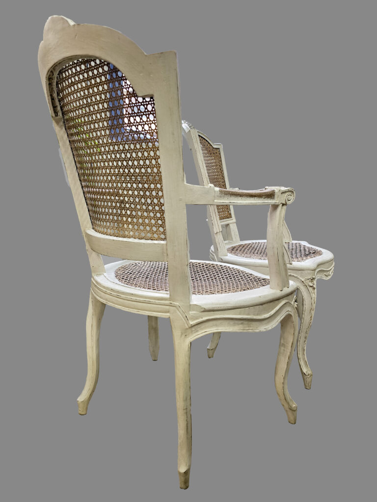 Sieges cannés en bois laqué XVIIIe après restauration